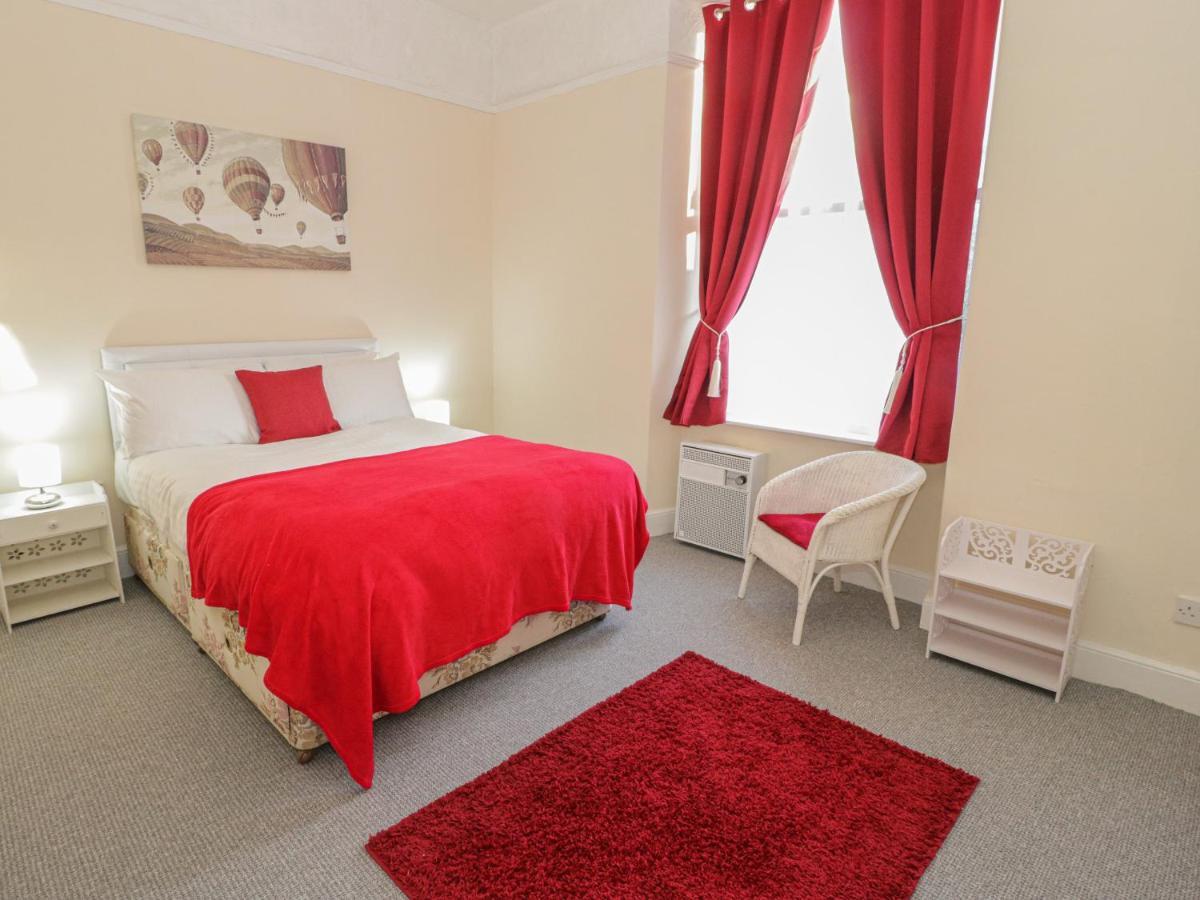 Llys Madoc, First Floor Flat Apartment Penmaen-mawr Екстериор снимка