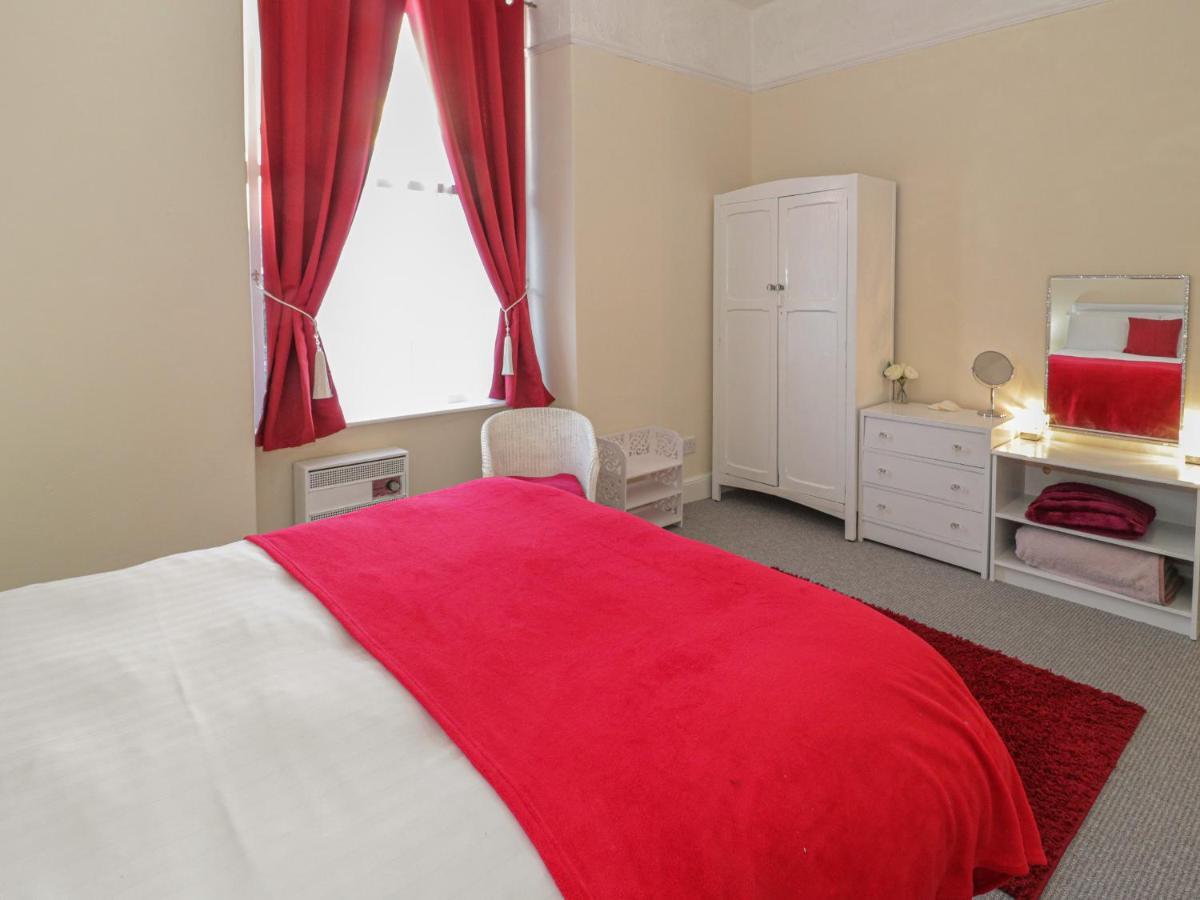 Llys Madoc, First Floor Flat Apartment Penmaen-mawr Екстериор снимка
